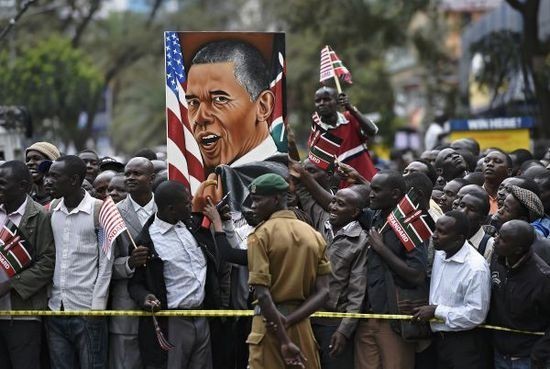 奥巴马首次回非洲老家：帮祖母扛大米，和兄弟们一起在村头喝酒