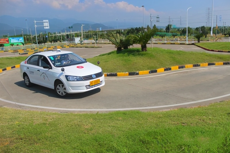 科二爬坡起步脚抖是怎么回事,科三一去考场就紧张手抖