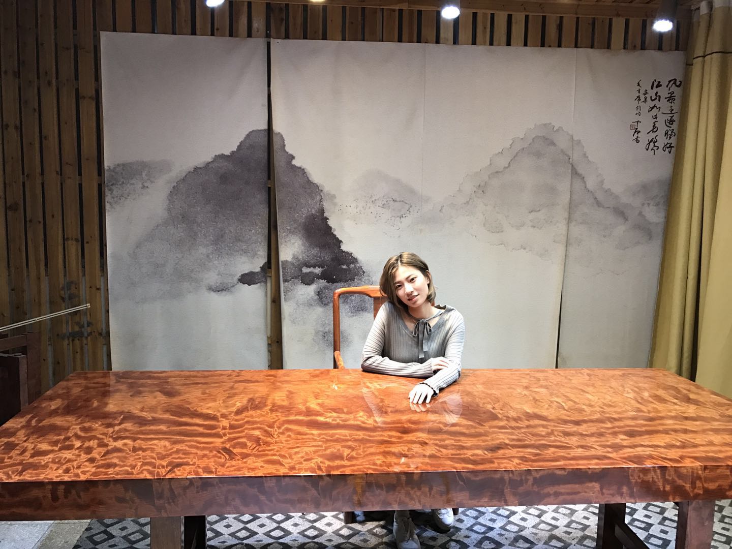 成都土豪50岁娶媳妇，聘礼给70吨，整整5卡车，漂洋过海太浩大