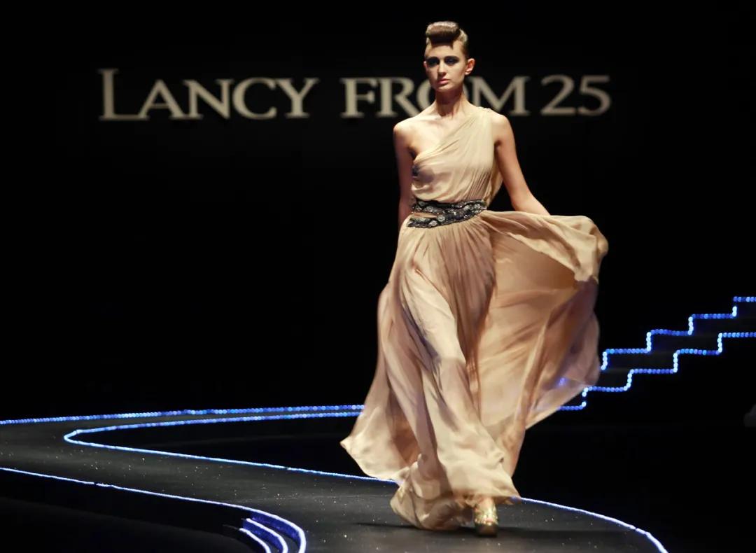 女装大佬赚钱,女装大佬靠什么赚钱