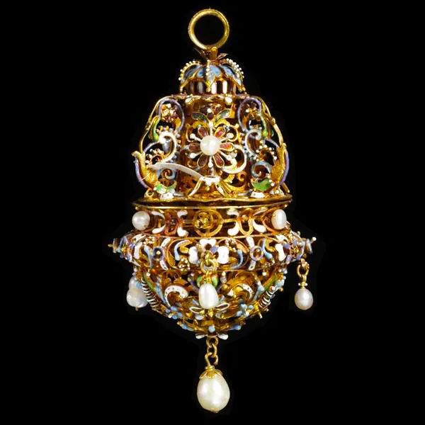 珍珠当牙签，红宝石镶圣经，还是Gucci和香奈儿的灵感缪斯