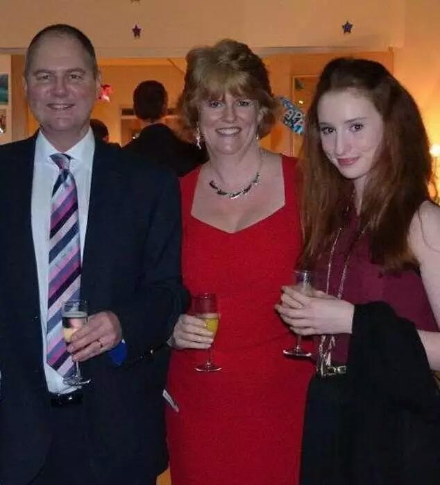 剑桥19岁美女高材生离奇发狂高空跳机,葬身猛兽横行的非洲丛林