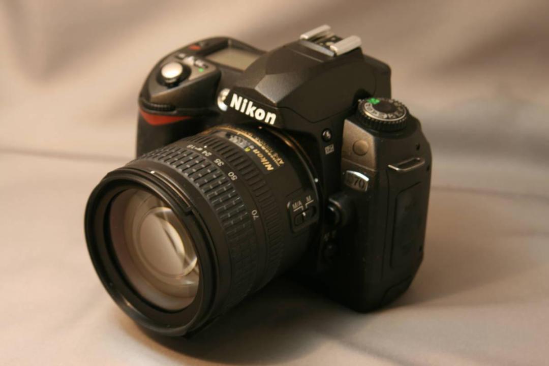 松下lx5和尼康d70拍照画质哪个好,尼康d70跟尼康d3100哪个出的更早