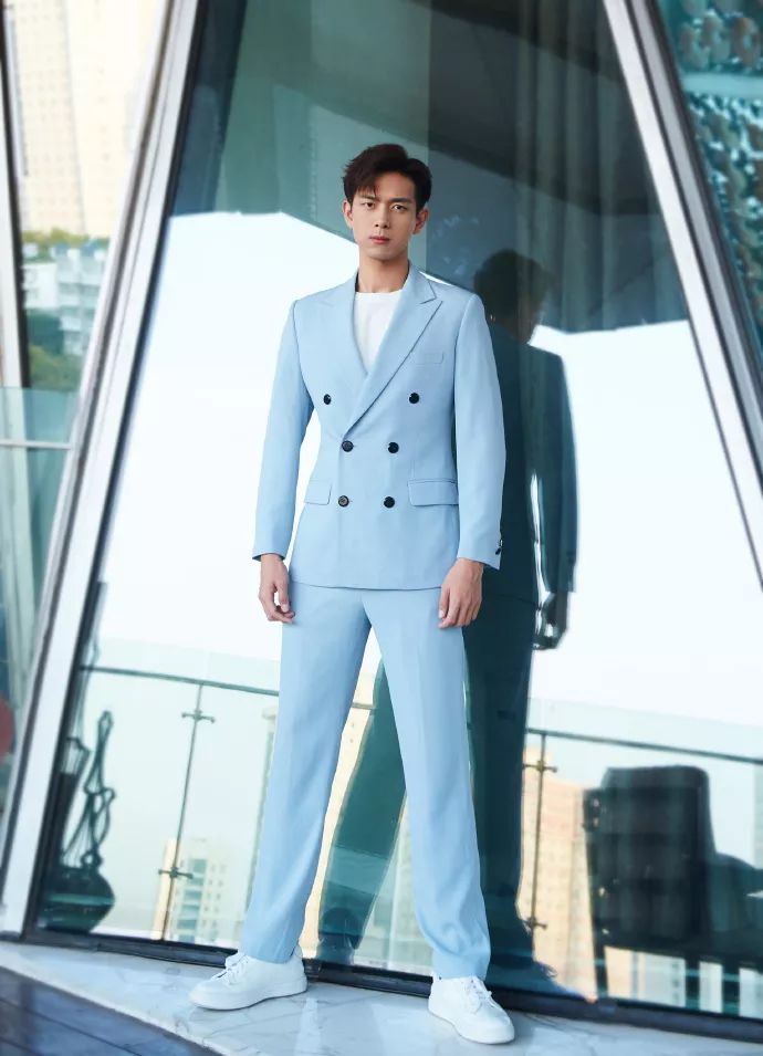 李现穿蓝色西服,李现穿绿色西装