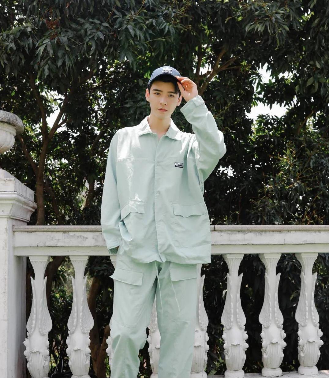 龚俊，你咋一副老了会被骗去买保健品的样子，难怪一直想发财