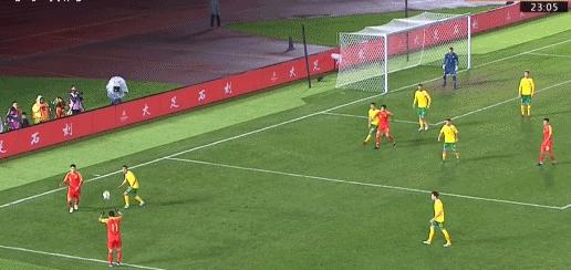 比国足更糙？国奥球员2次神级停球失误看呆球迷，网友：正常水平