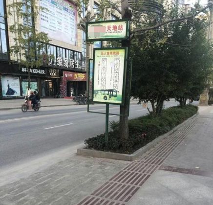 裸眼4D塑胶人工湖、水泥地上种草皮,开发商那些骚断腰的迷惑行为