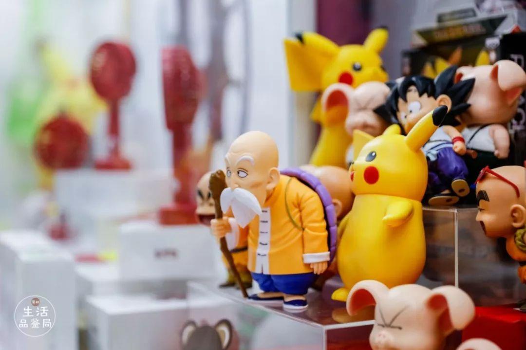 在魔都这家潮牌娃娃机店里，我竟然花了五块钱抓了个AJ