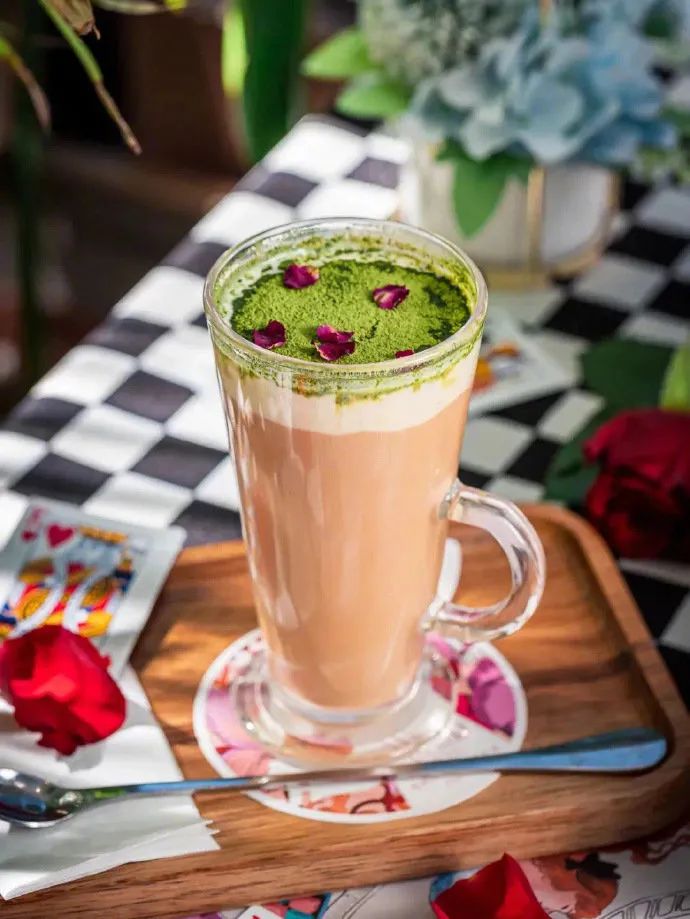 卡姿兰x必胜客的“下午茶”主题彩妆包装，梦回爱丽丝