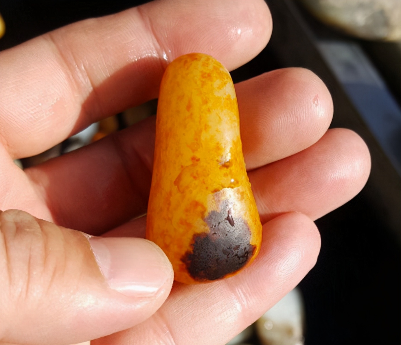 新疆和田玉籽料滚筒染色,染色和田玉籽料皮色特点