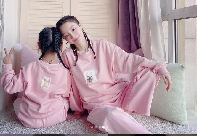 贾乃亮晒李小璐和甜馨合影,李小璐贾乃亮甜馨一家三口上热搜