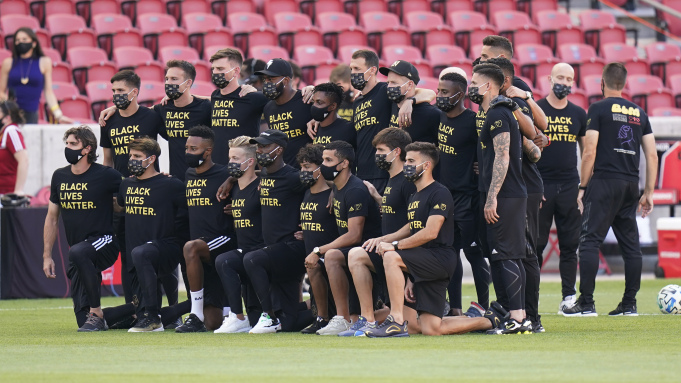 美国运动员全面罢赛抗议警察射杀黑人，特朗普政府称*制抵**荒谬愚蠢