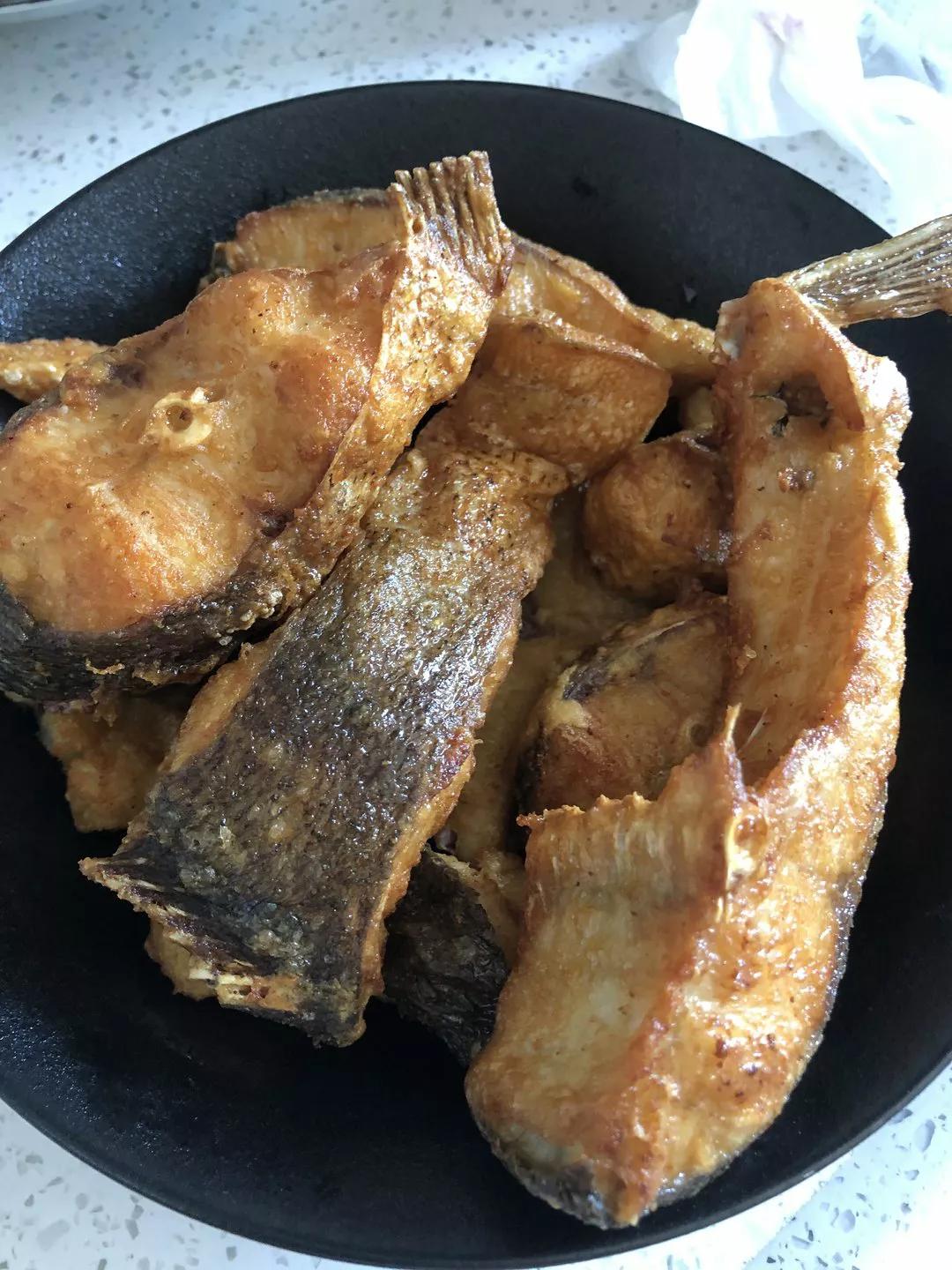 大锅菜之红烧鱼,加配菜的红烧鱼