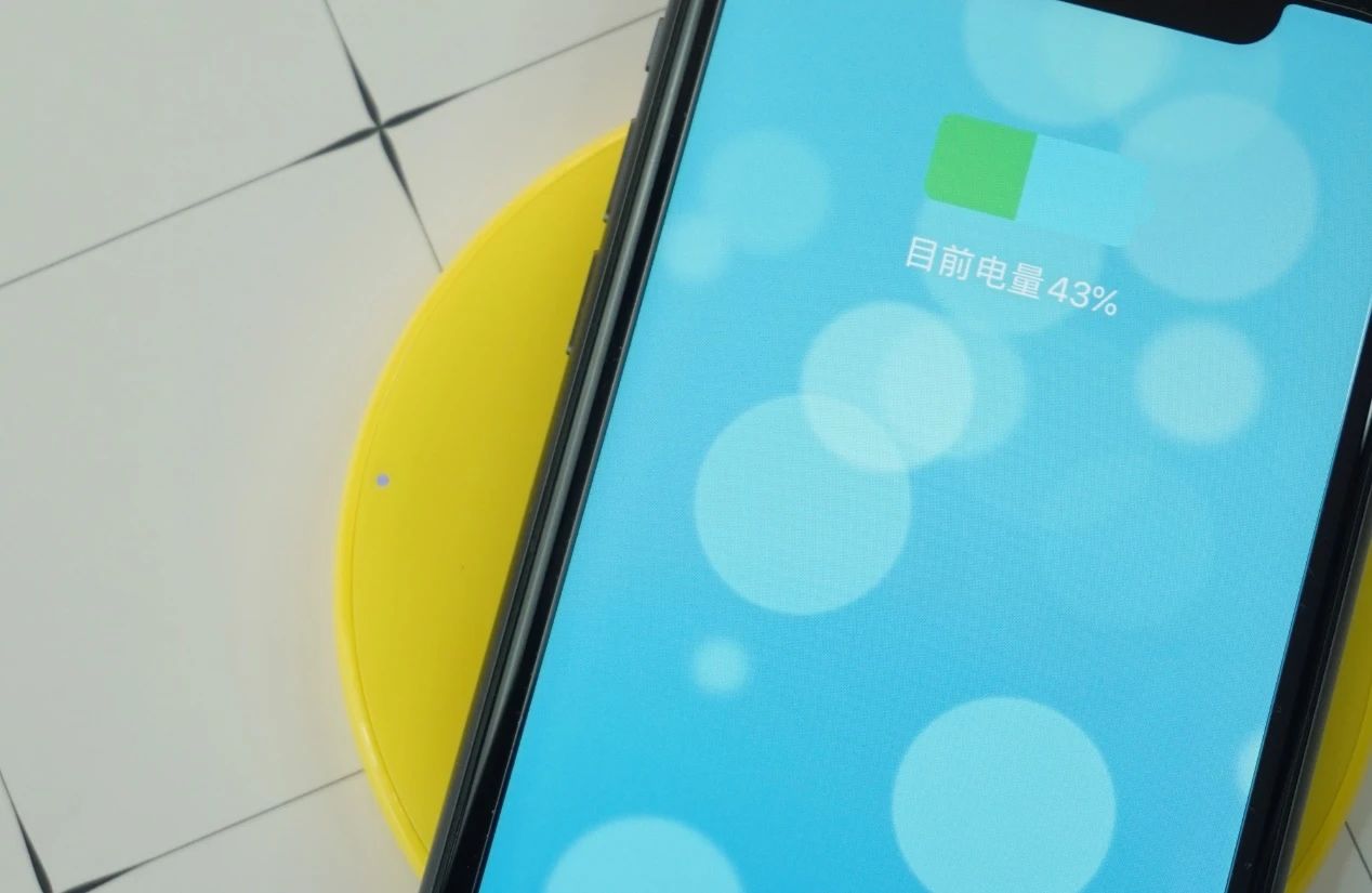 anker哆啦a梦联名款65w,anker新款磁吸底座充电宝测评