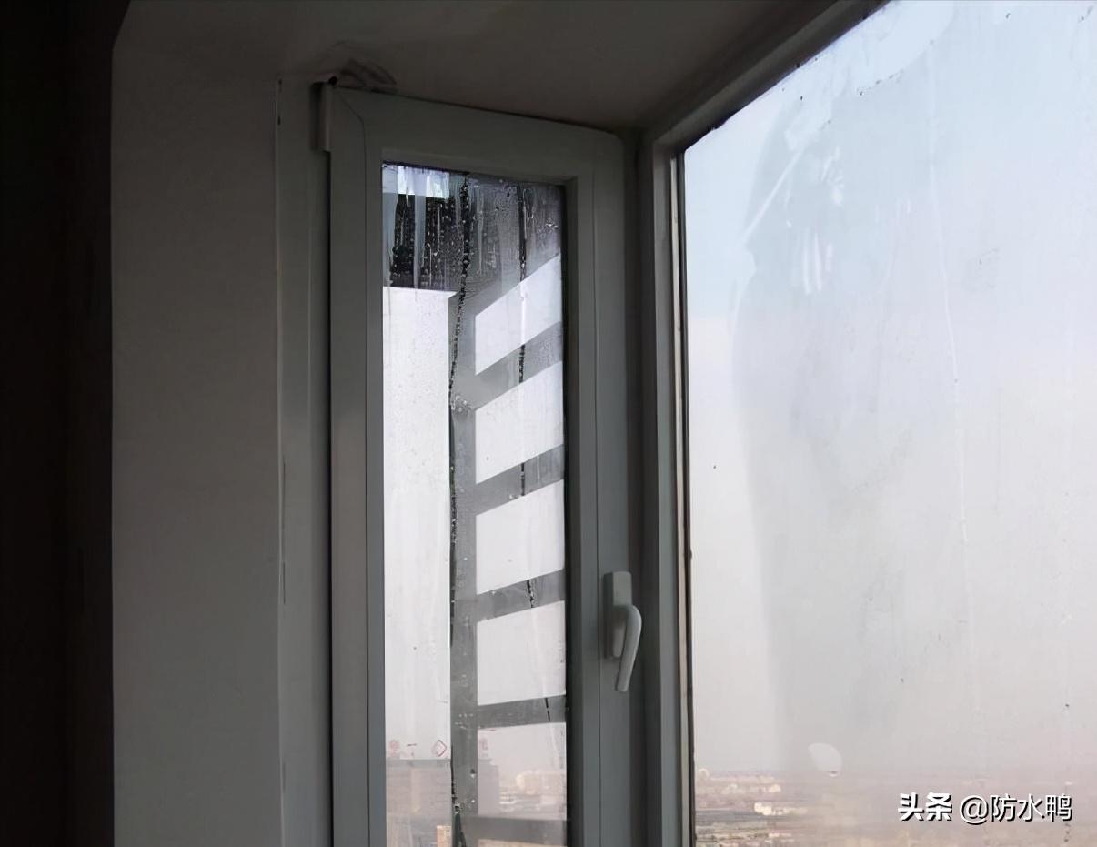 窗户上沿漏水的原因及处理方法,窗户上沿漏水找谁处理