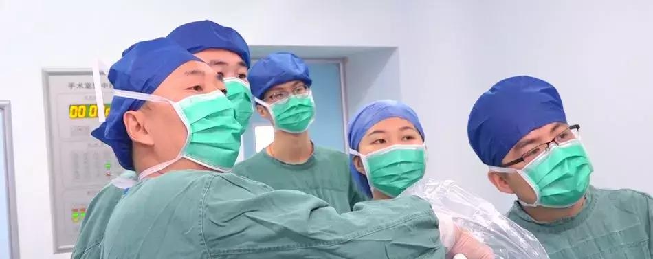 在医学空白处尽情挥洒的胃肠外科专家｜记郑大一附院胃肠外科主任医师王国俊博士