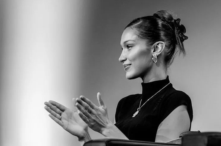 超模bellahadid现场喷制礼服,bellahadid变身复古摩登女郎