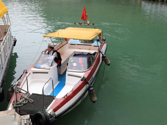 这里虽然风景如画人们生活的却很凄惨没日没夜的追着大船讨生活