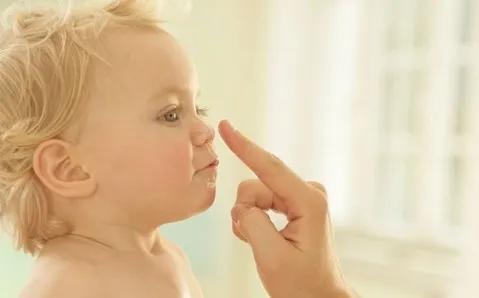 宝宝会脱发是怎么回事,如何判断宝宝脱发是正常还是缺钙