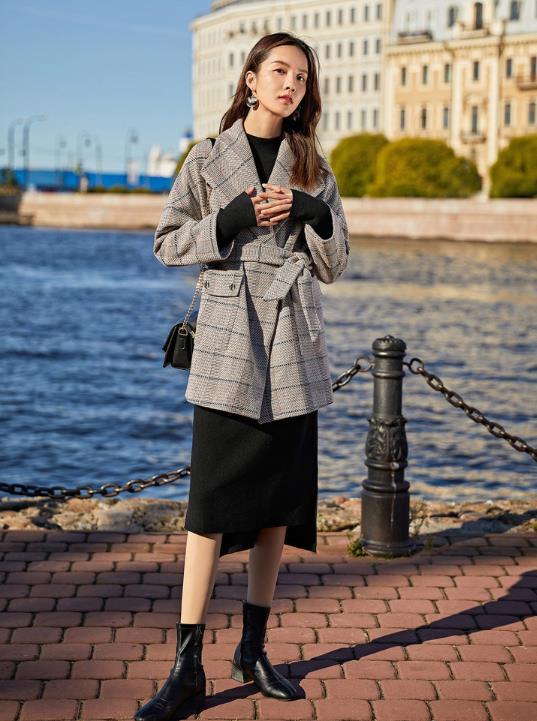 冬季最火穿搭秘籍:毛呢大衣搭针织连衣裙,让你秒变韩剧女主角