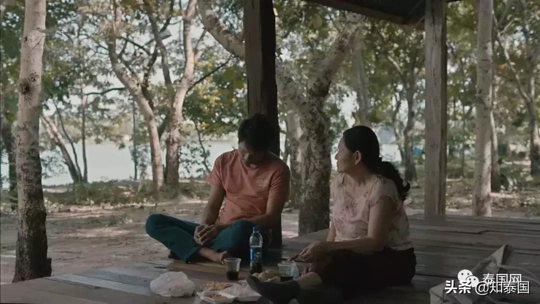 被士兵“上身”的年轻女巫，为何要去舔舐老女人伤痕累累的大腿？