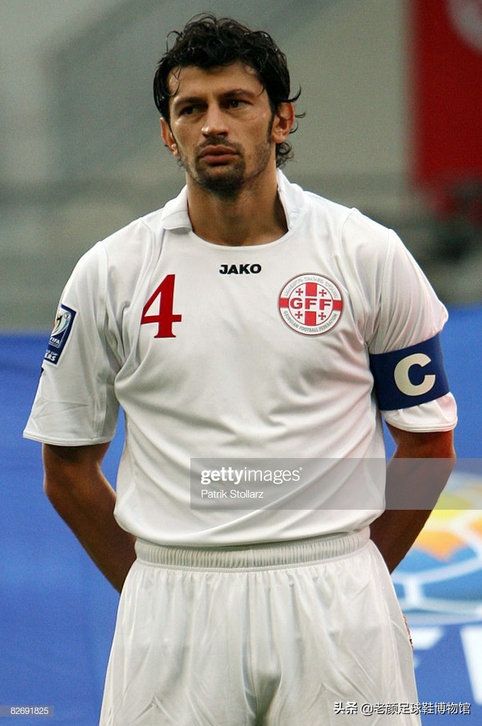 1600万欧的米兰左后卫，被伊布弄的身败名裂，退役半年当选副总理