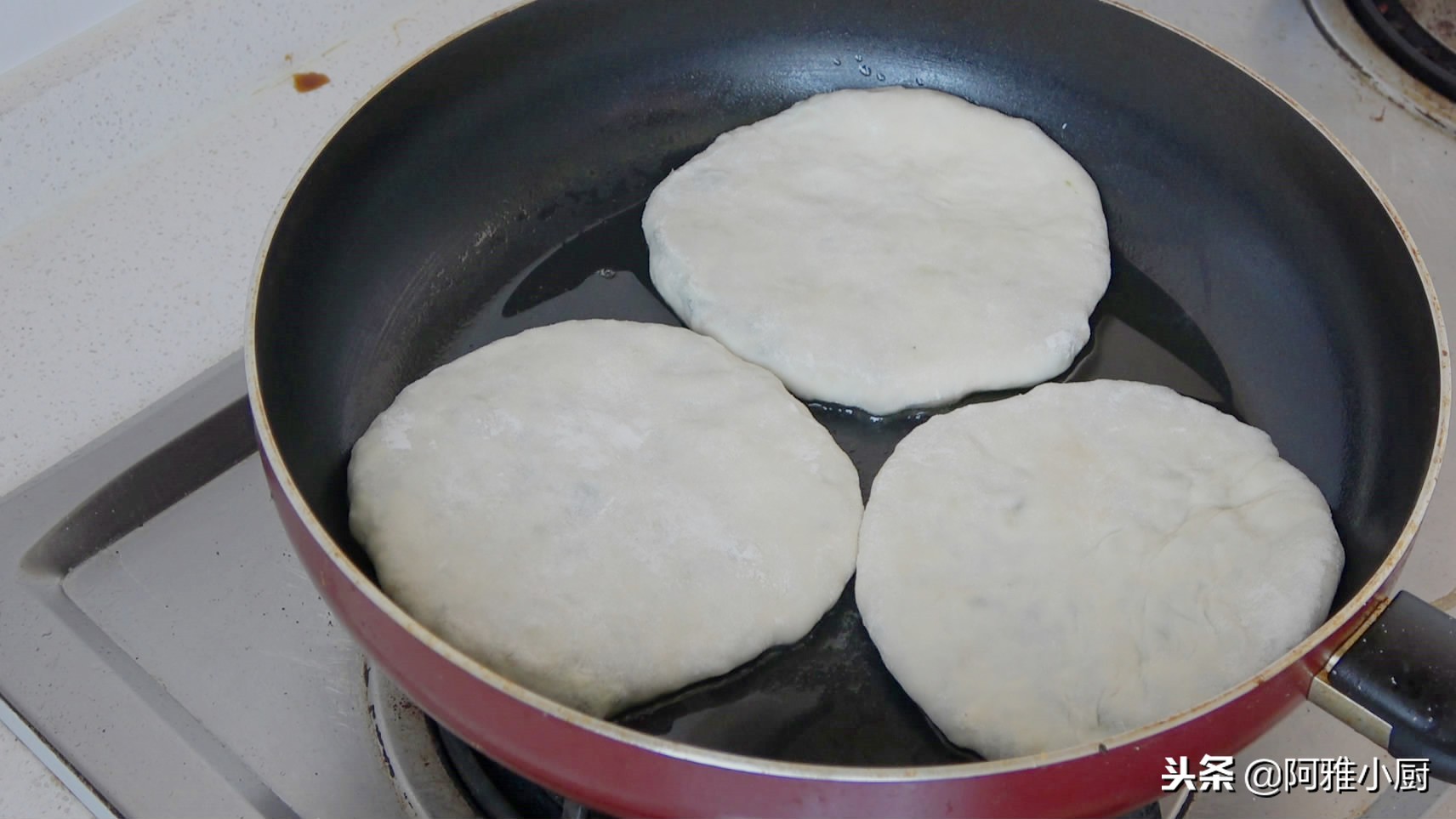 把馅饼做的皮薄如纸，这一步很重要，做法简单，凉了不硬