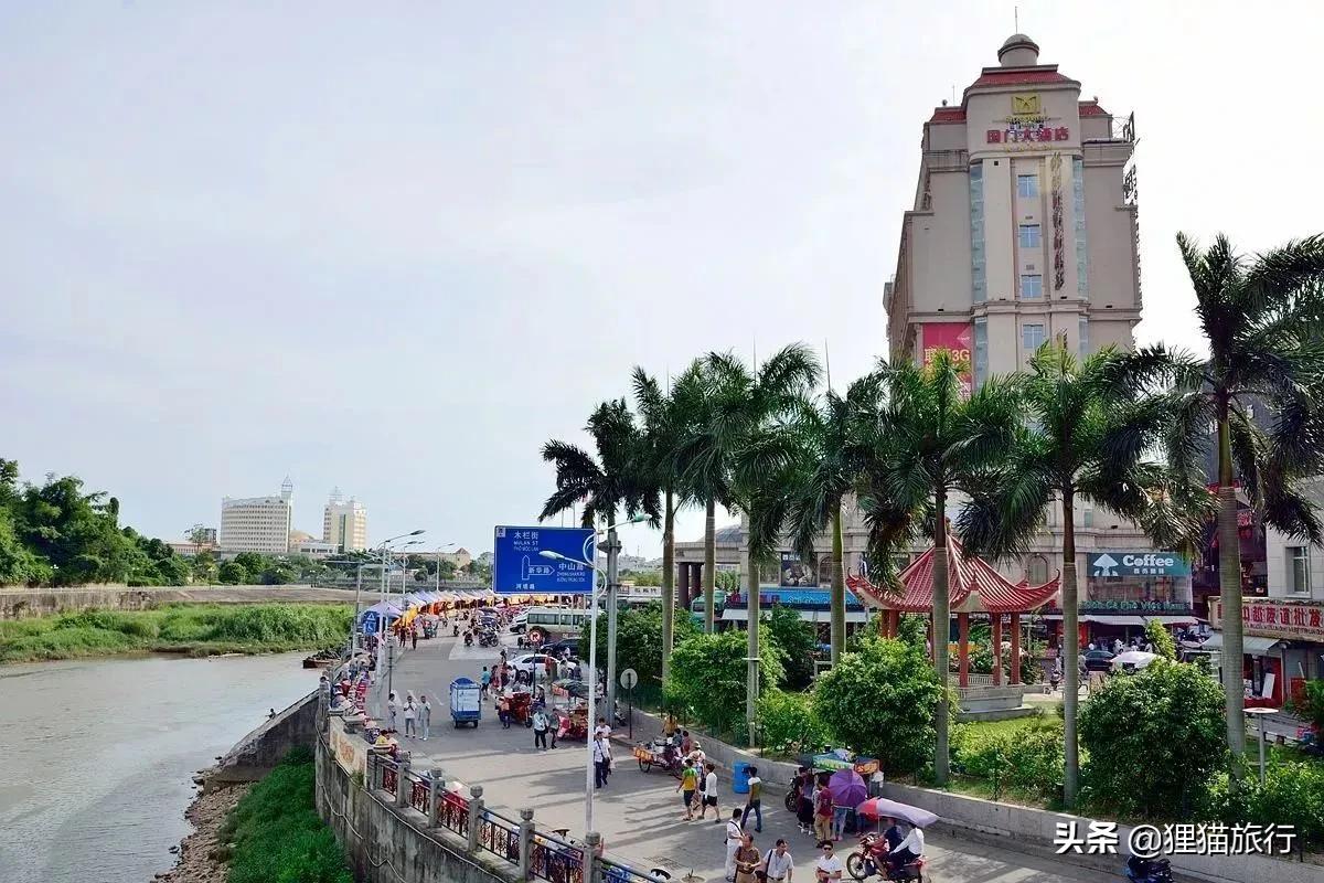 广西东兴与越南一河之隔,东兴与越南边境交界海边