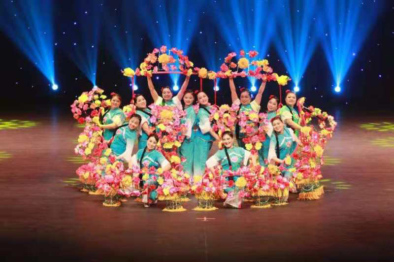 莫道桑榆晚为霞尚满天——记固始县三土艺术团编导荣新老师