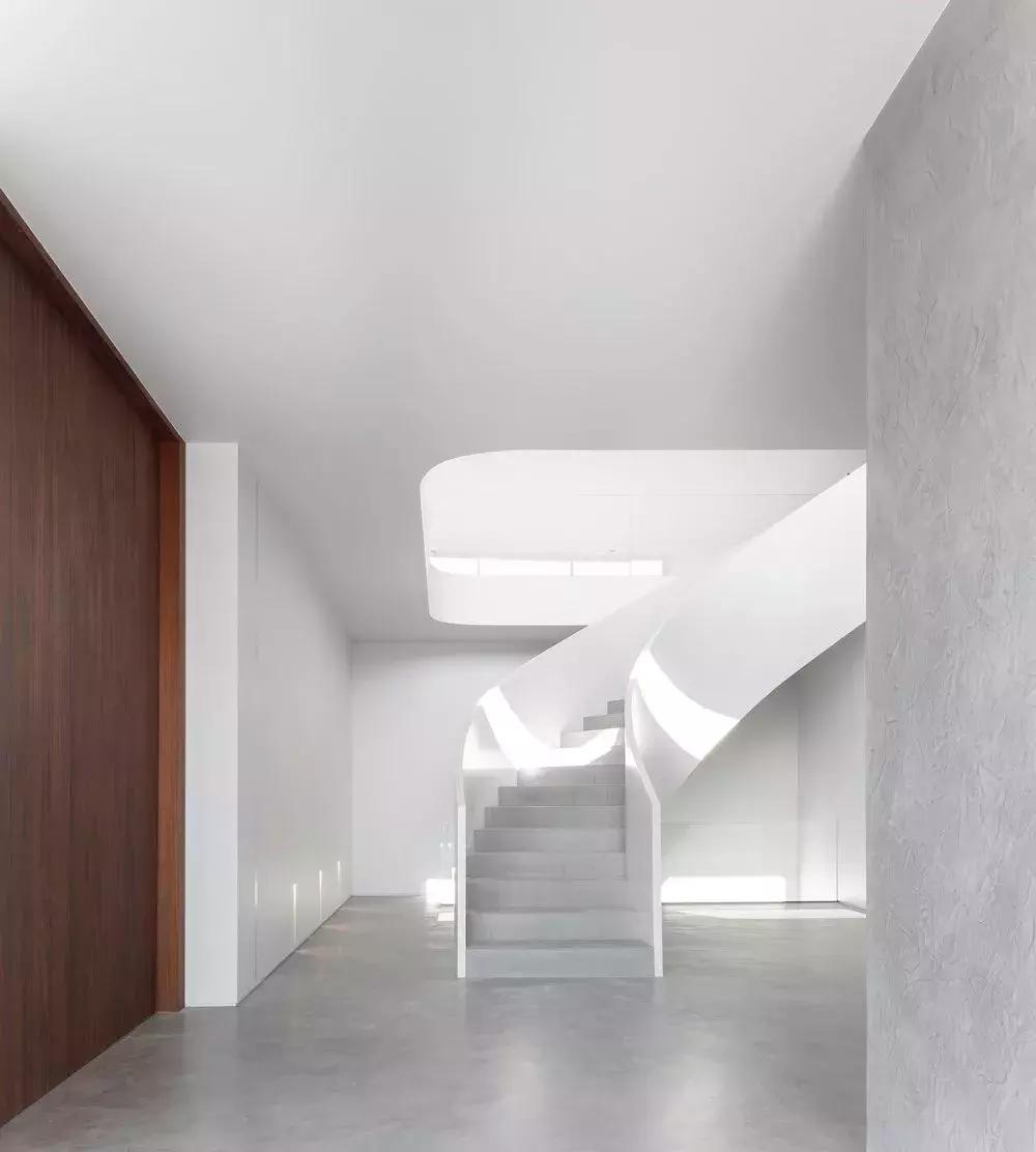 看似简单的白色极简，室内却如此惊艳