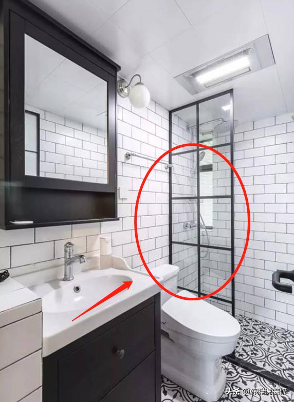 卫生间装错了淋浴区隔断，洗澡成了困难户，才住2个月就后悔了