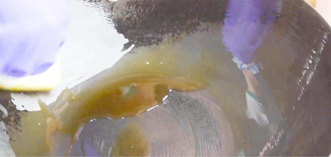 家用怎样做铁锅才能永远不生锈,生锈的铁锅别扔了学会这个小窍门