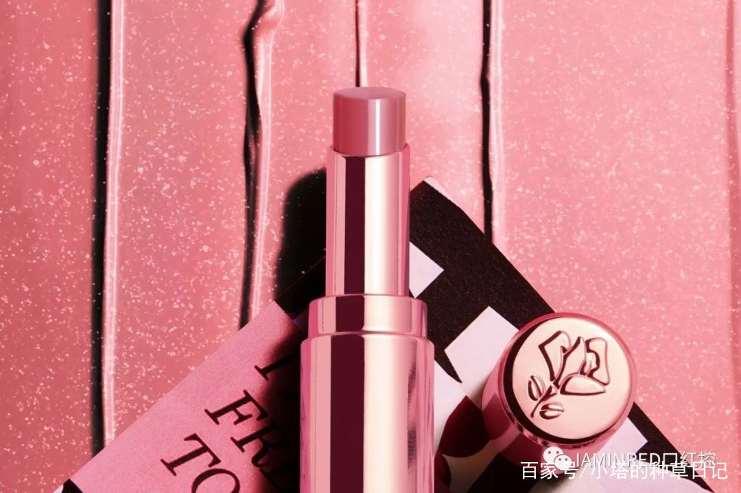 美女化妆涂口红高清自拍,99%的女生涂口红都会犯这个错误