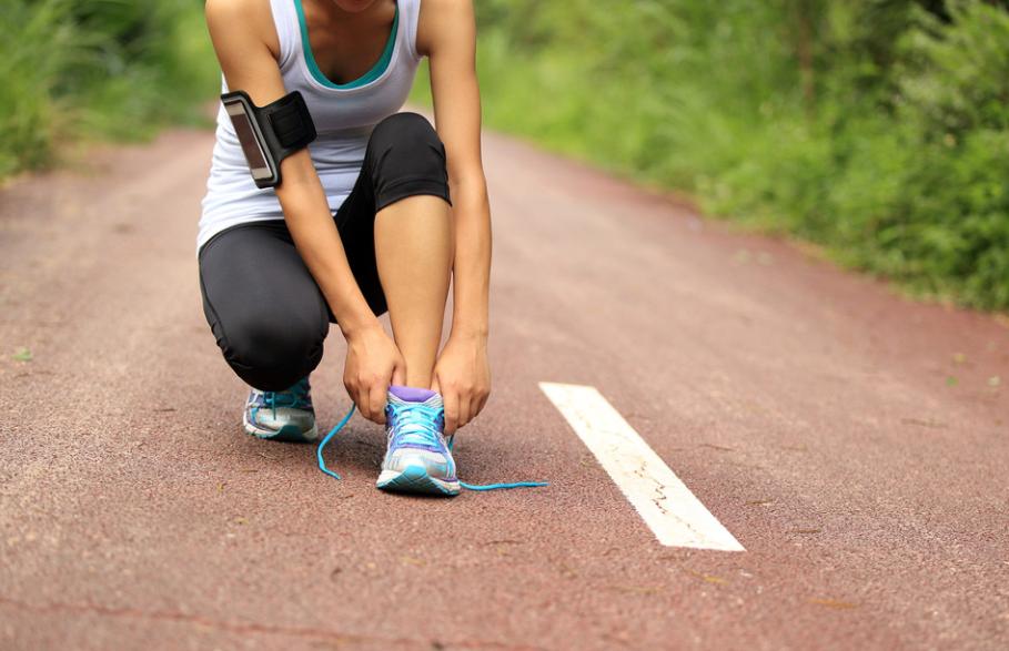 如何跟家长说引导孩子系鞋带,宝宝不会系鞋带妈妈教给他系鞋带