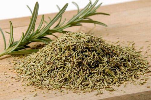 马鞭草酮迷迭香精油紧致肌肤,迷迭香精油护肤的功效与作用图片