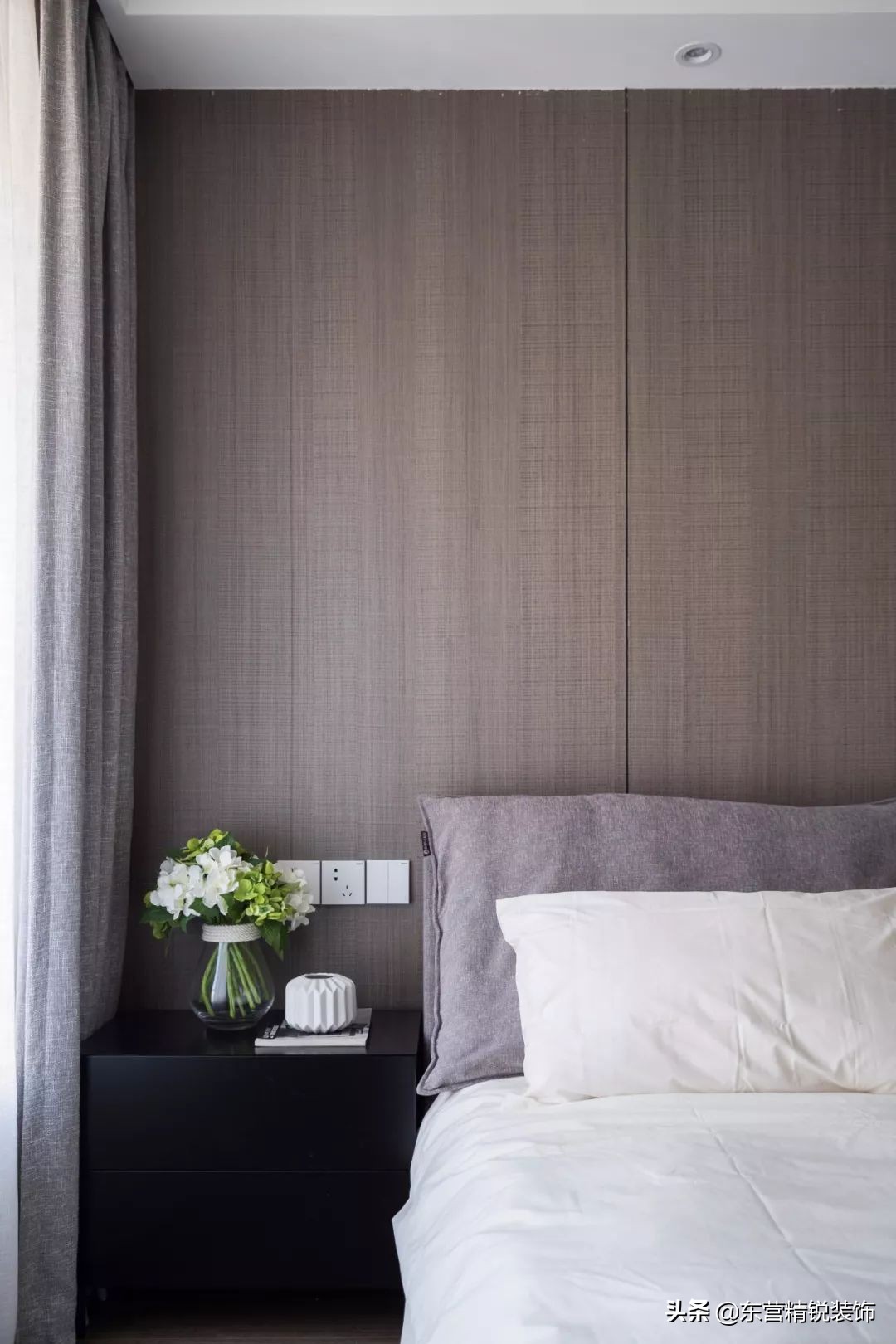 主卧背景墙护墙板装修效果图大全,100平方现代轻奢护墙板装修多少钱