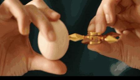 一个会自己飞回来的陀螺，不单是小孩子，连大人都玩得不亦乐乎