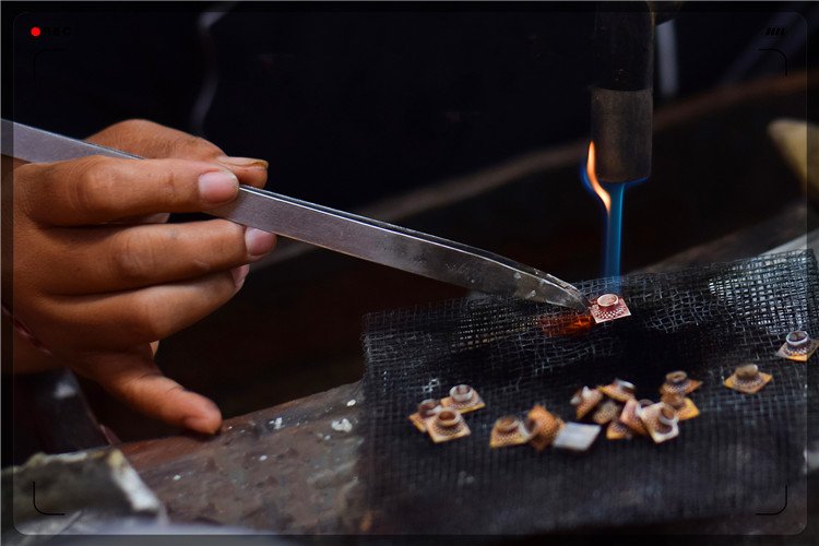 52岁人失业在家没事做，有什么手工活，能一个月收入两千元以上