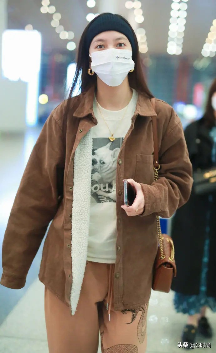 复古风潮来袭这件灯芯绒很火,红色灯芯绒复古风搭配