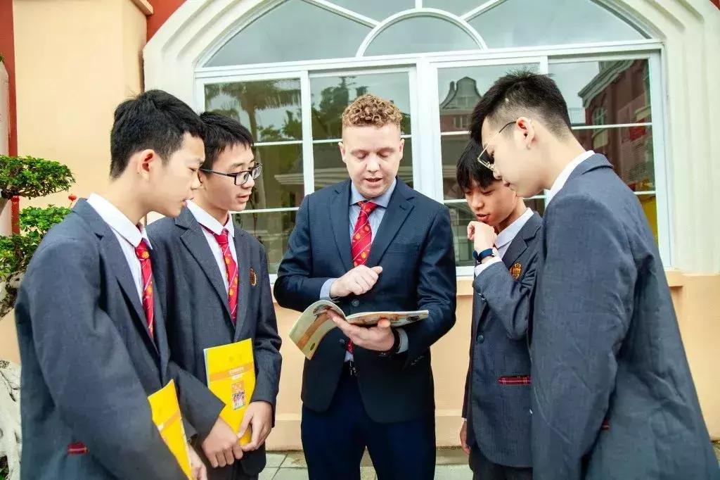 华美学校今天有什么活动,邀请函开放日英语