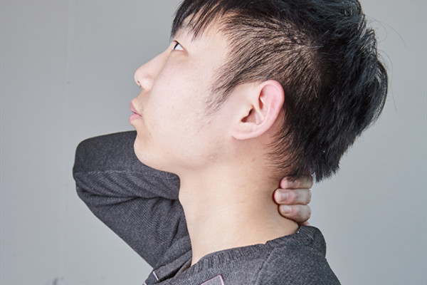 脖子咔咔响耳鸣是颈椎病吗,脖子咔咔响脑袋紧绷是有颈椎病