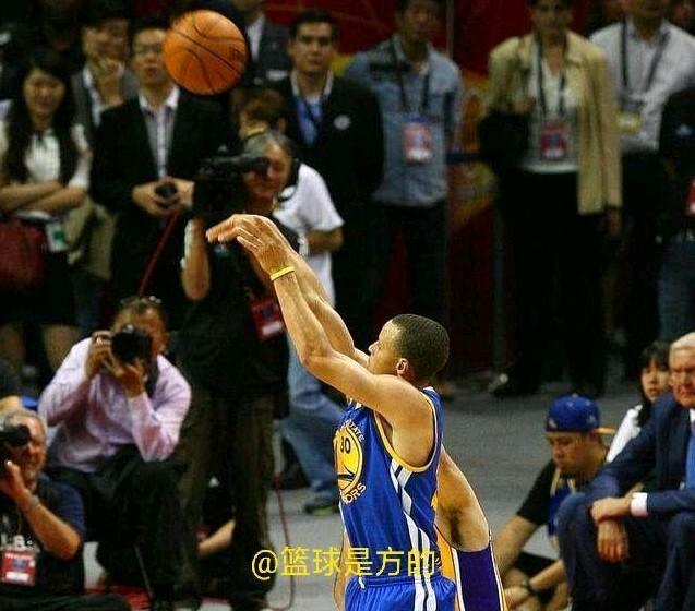 在球场上是投篮还是传球,在球场上应该打什么位置