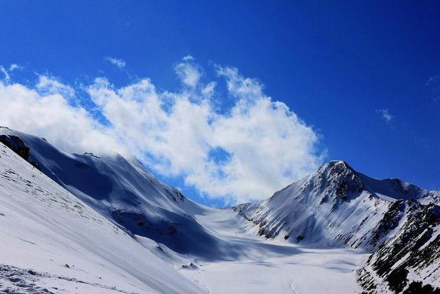 岗什卡雪山海拔多少米,圣洁的雪山辽阔的草原叫什么名字
