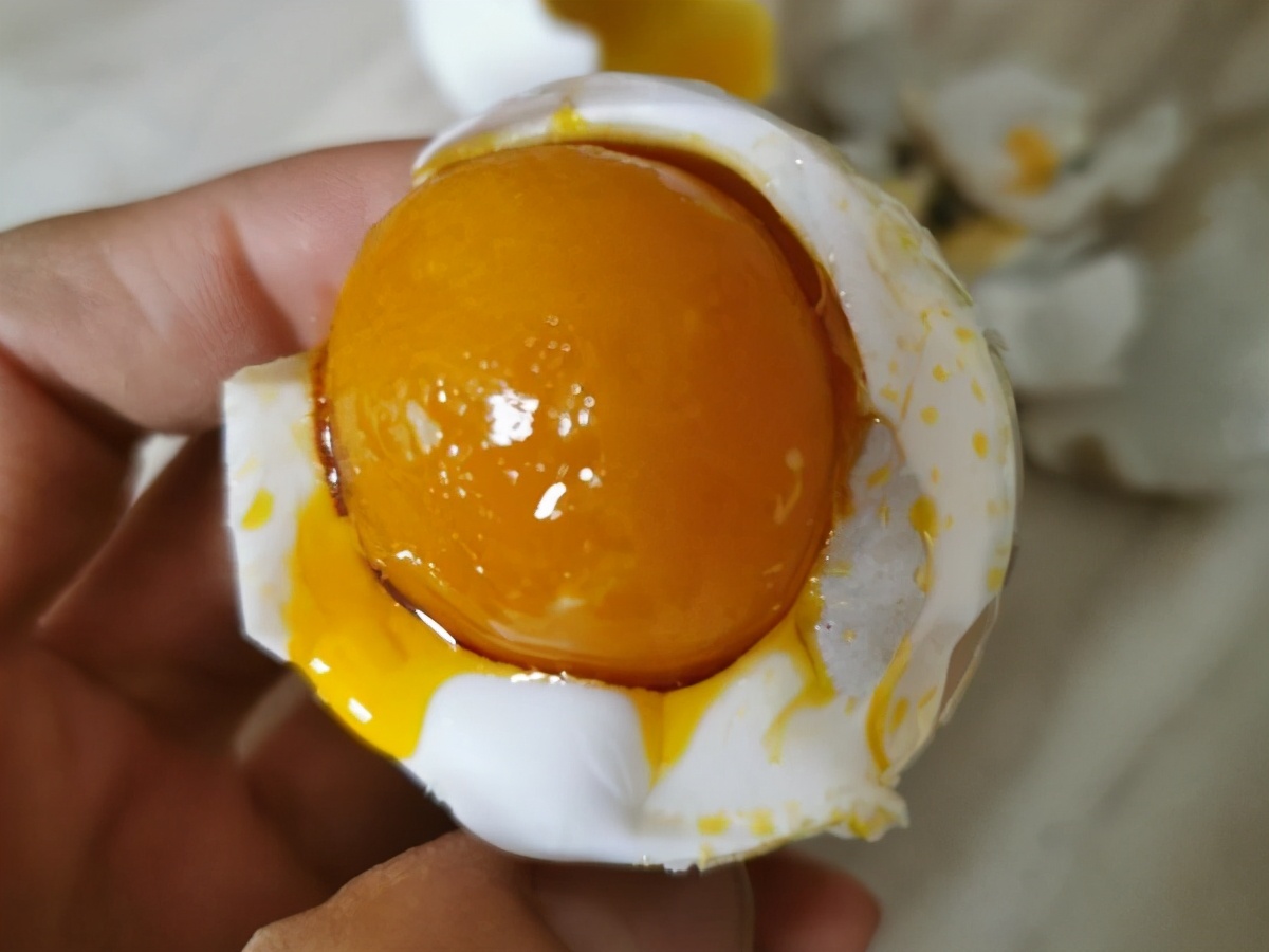 秘制咸鸭蛋20天就可以吃,腌制鸭蛋不加任何添加剂