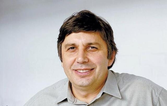 人体在强磁场中会受到伤害吗,人经过强磁场是不是也会产生电压