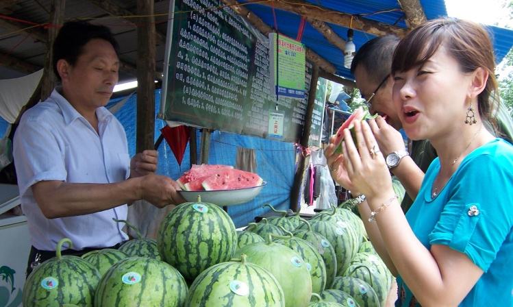 地摊卖西瓜怎样才赚钱,摆地摊卖西瓜销售秘诀