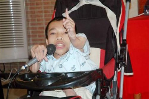 他身高不足1米，却身价上亿，娶1米7的秘书为妻，如今怎样