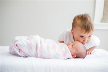 新生儿急惊怎么处理,如何安抚新生儿惊跳