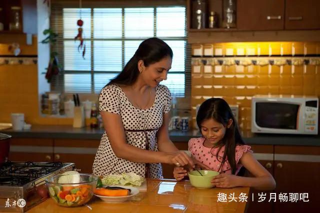 被丈夫暴打的她离家出走活出了自己的精彩，之后又把女儿接到身边