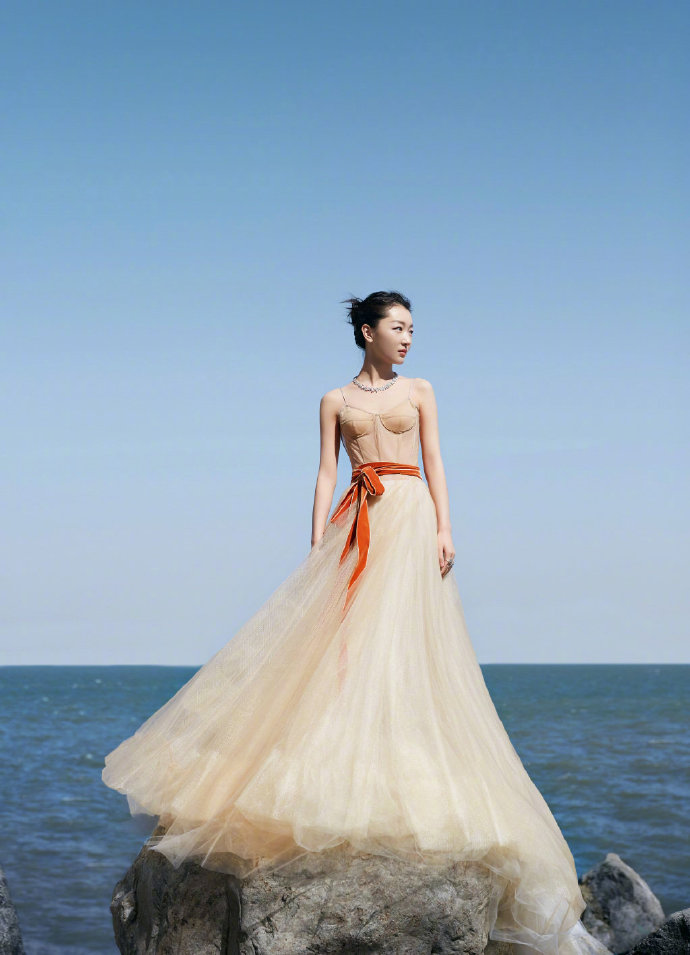 周冬雨深v礼服对比,周冬雨超完美身材